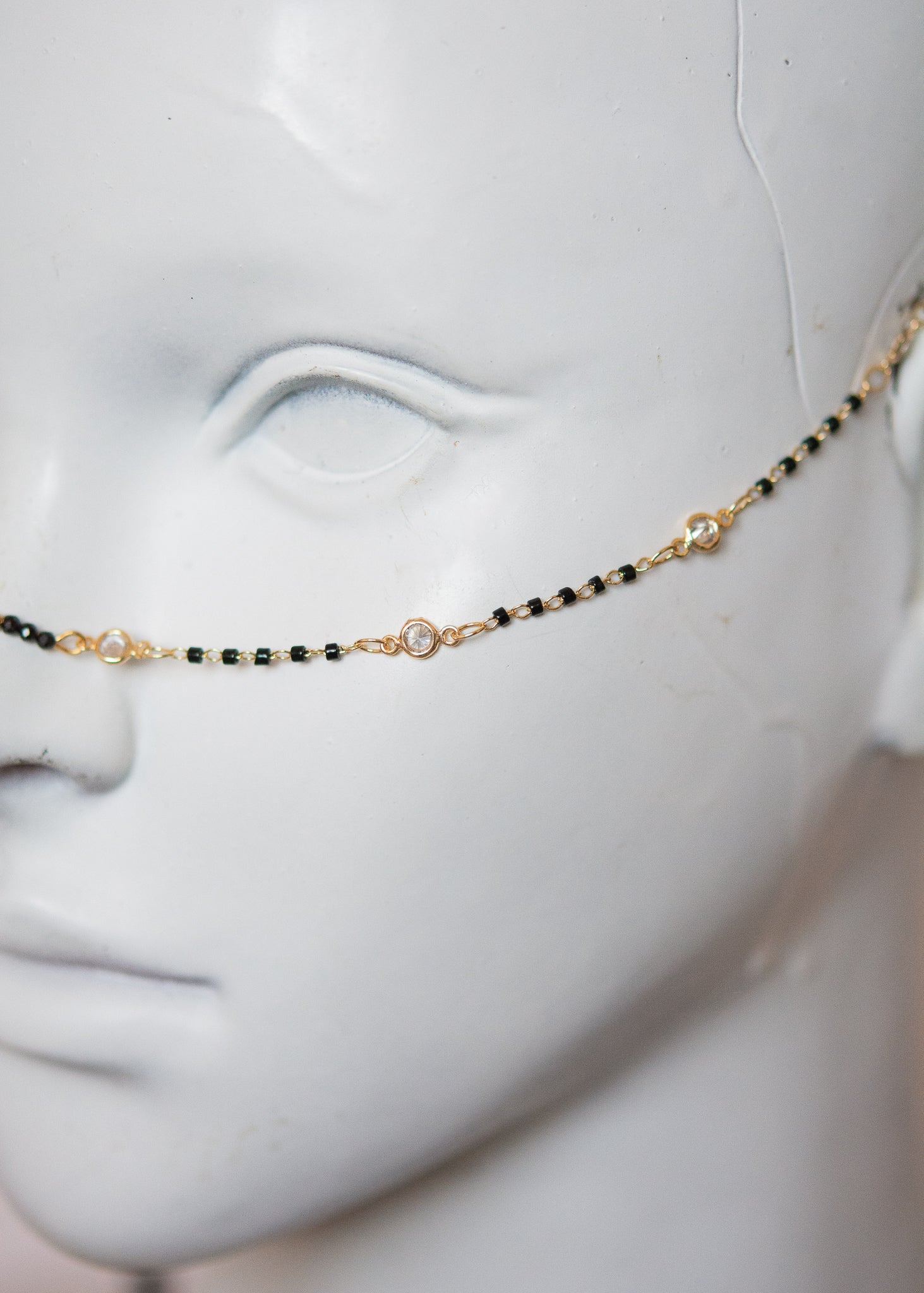 Bijou facial plaqué or avec agate noire rectangulaire et cristaux. Chaîne de visage mystique et protectrice, style goth alchimique.