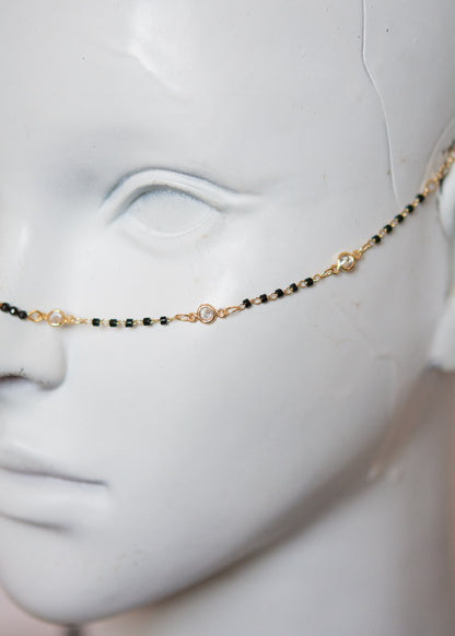 Bijou facial plaqué or avec agate noire rectangulaire et cristaux. Chaîne de visage mystique et protectrice, style goth alchimique.