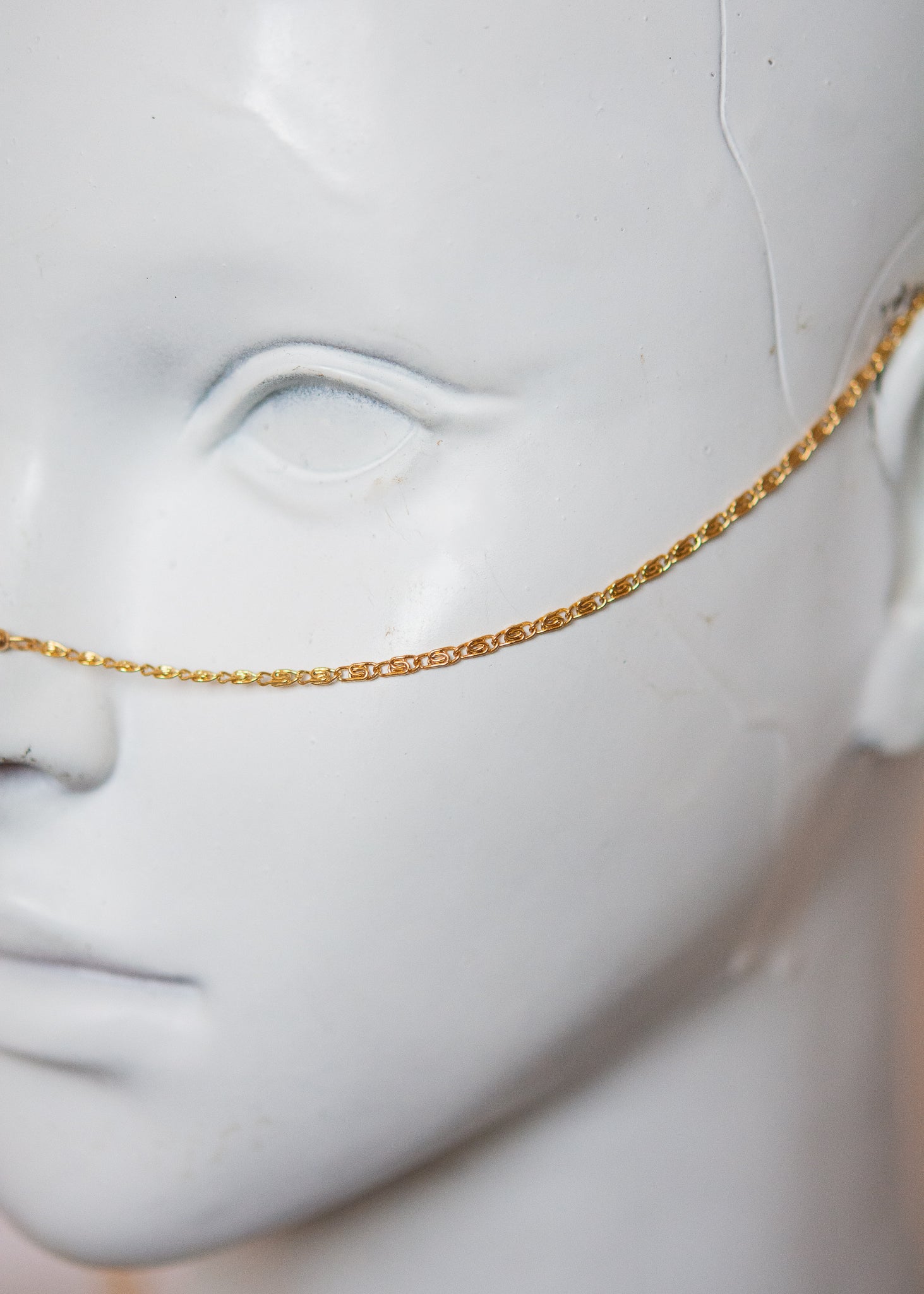 Bijou facial doré délicat avec agate orange rayée et aile en acier. Chaîne de visage solaire inspirée de l’étoile du matin. Bijou festival, costume, photoshoot.