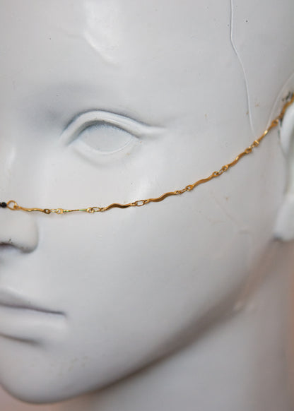 Bijou facial doré avec attrape-rêve, agate noire et cristaux. Accessoire festival, costume mystique, rituel, photoshoot.