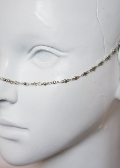 Bijou facial argenté avec cristaux et gouttes d’eau. Accessoire mystique, clair, pour festival, costume ou rituel intuitif.