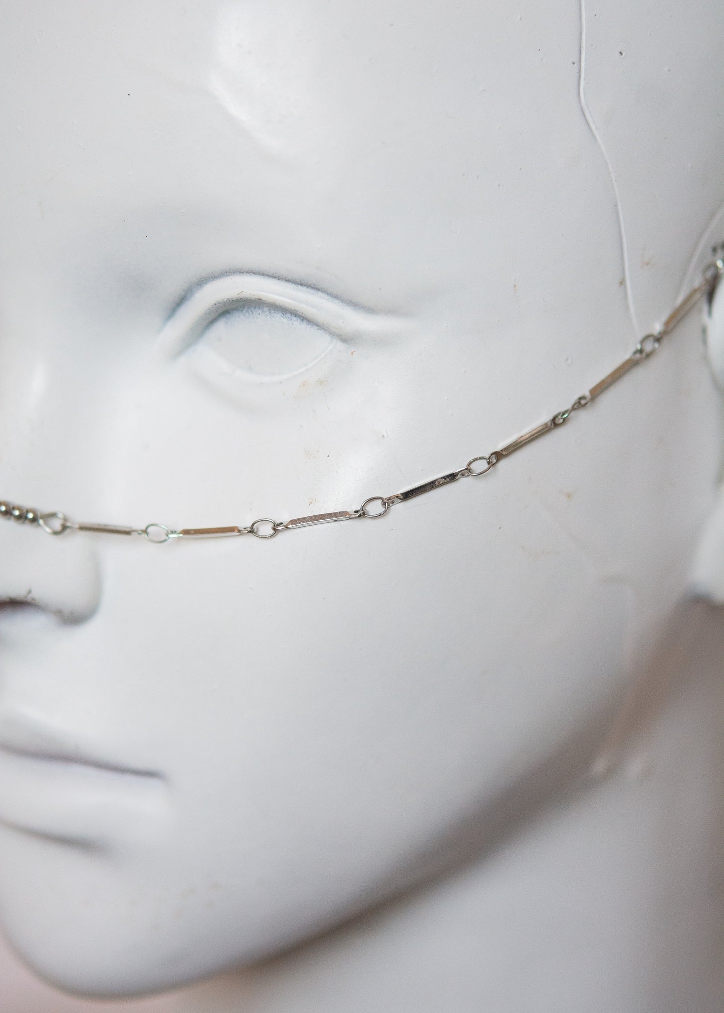 Bijou facial en acier inoxydable avec perles bleues et jaspe. Accessoire rituel, mystique, festival, costume ou shoot ésotérique.