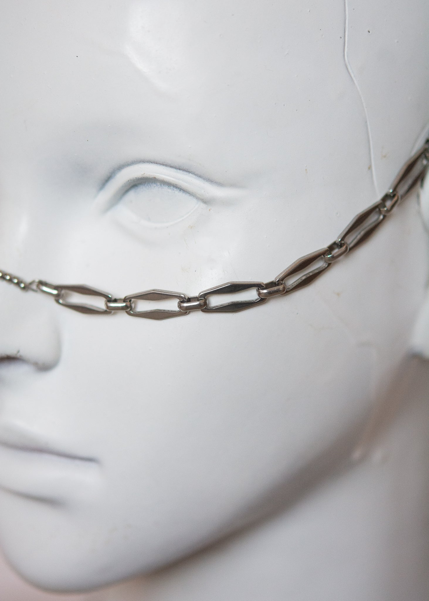 Bijou facial robuste en acier. Style guerrier, rituel, costume, festival ou photoshoot.