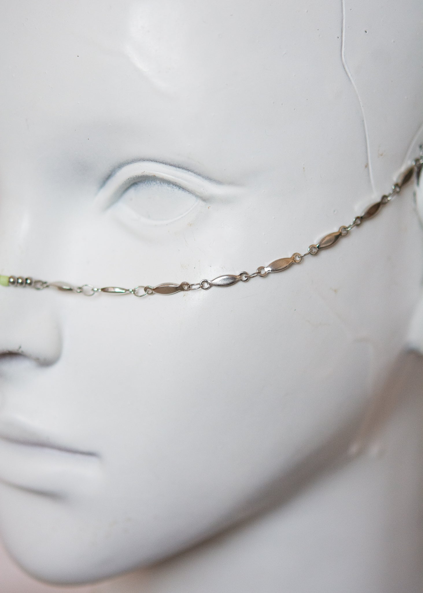 Bijou facial géométrique avec coquillages. Accessoire mystique marin, festival, costume, rituel ou photoshoot.