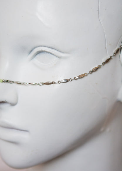 Bijou facial géométrique avec coquillages. Accessoire mystique marin, festival, costume, rituel ou photoshoot.