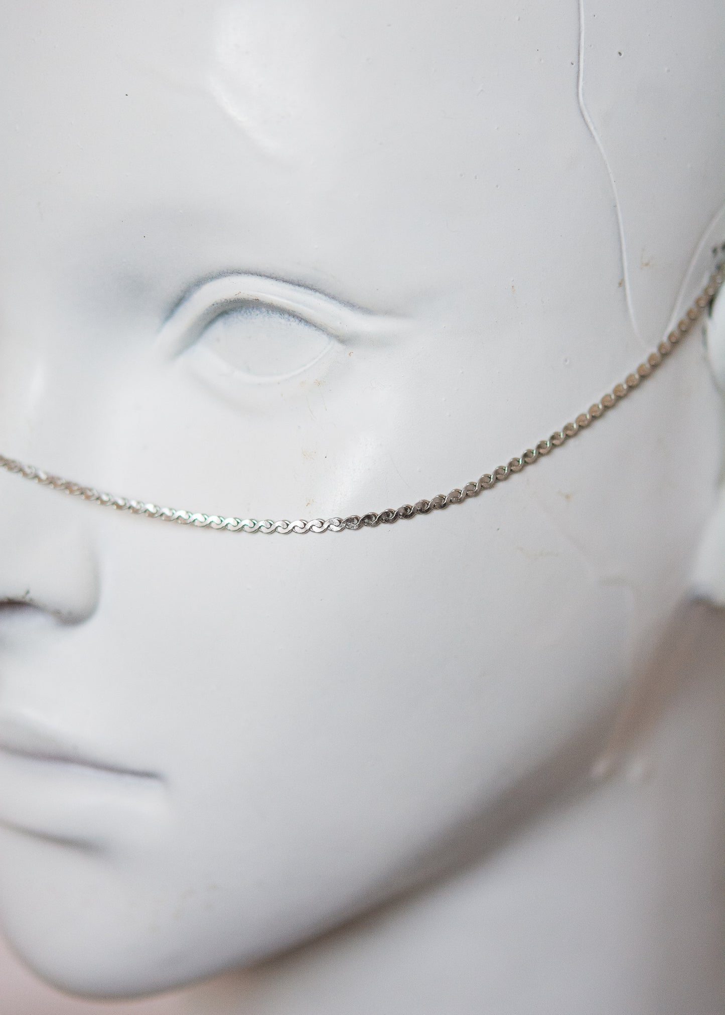 Bijou facial minimaliste et argent. Style nordique, rituel, costume, shoot mystique ou accessoire spectral.