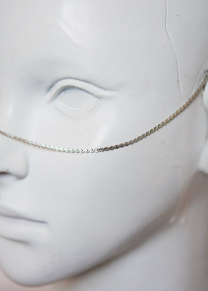 Bijou facial minimaliste et argent. Style nordique, rituel, costume, shoot mystique ou accessoire spectral.