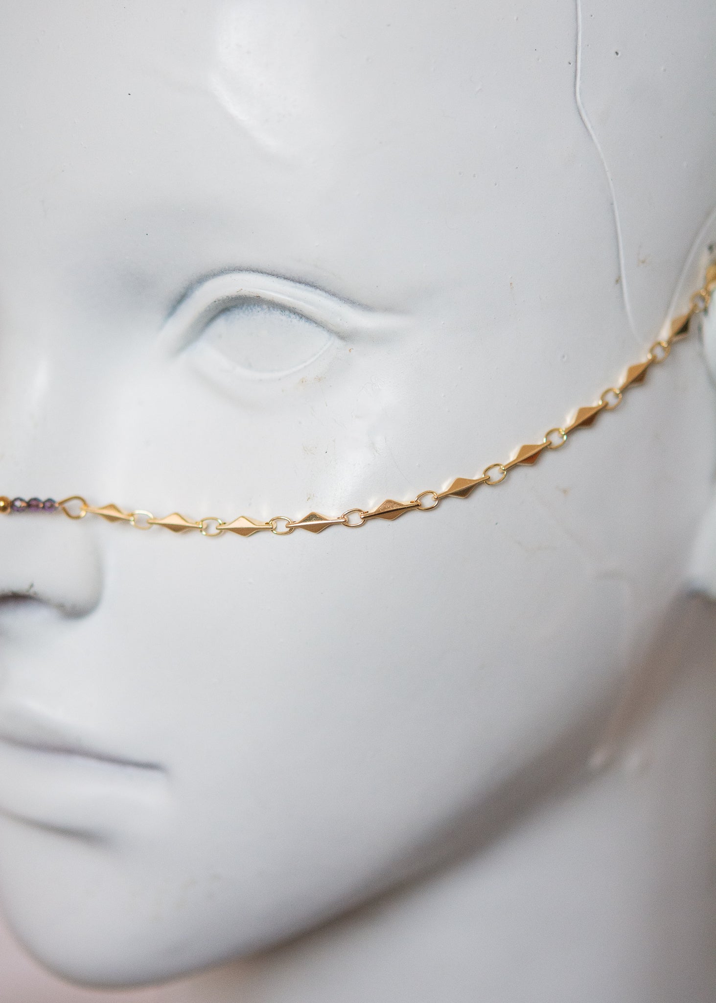 Bijou facial doré avec améthyste violette. Accessoire mystique, festival, oracle, costume ou shoot spirituel.