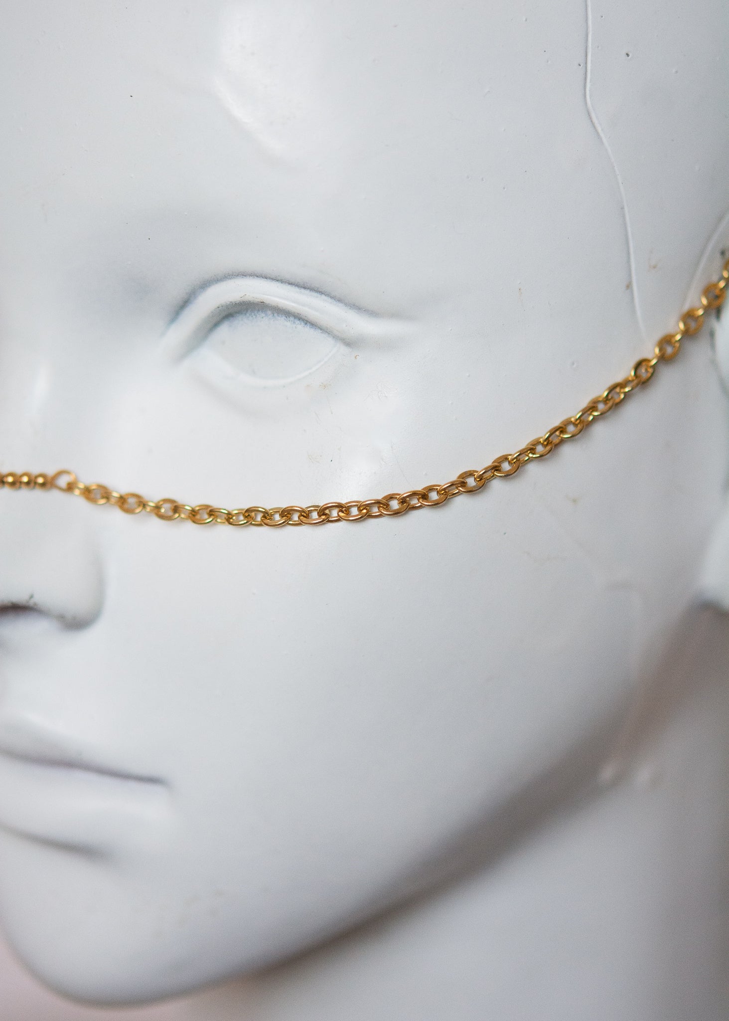 Bijou facial acier inoxydable doré, vibe mystique. Style serpent, chaos sacré, accessoire rituel, costume ou photoshoot.