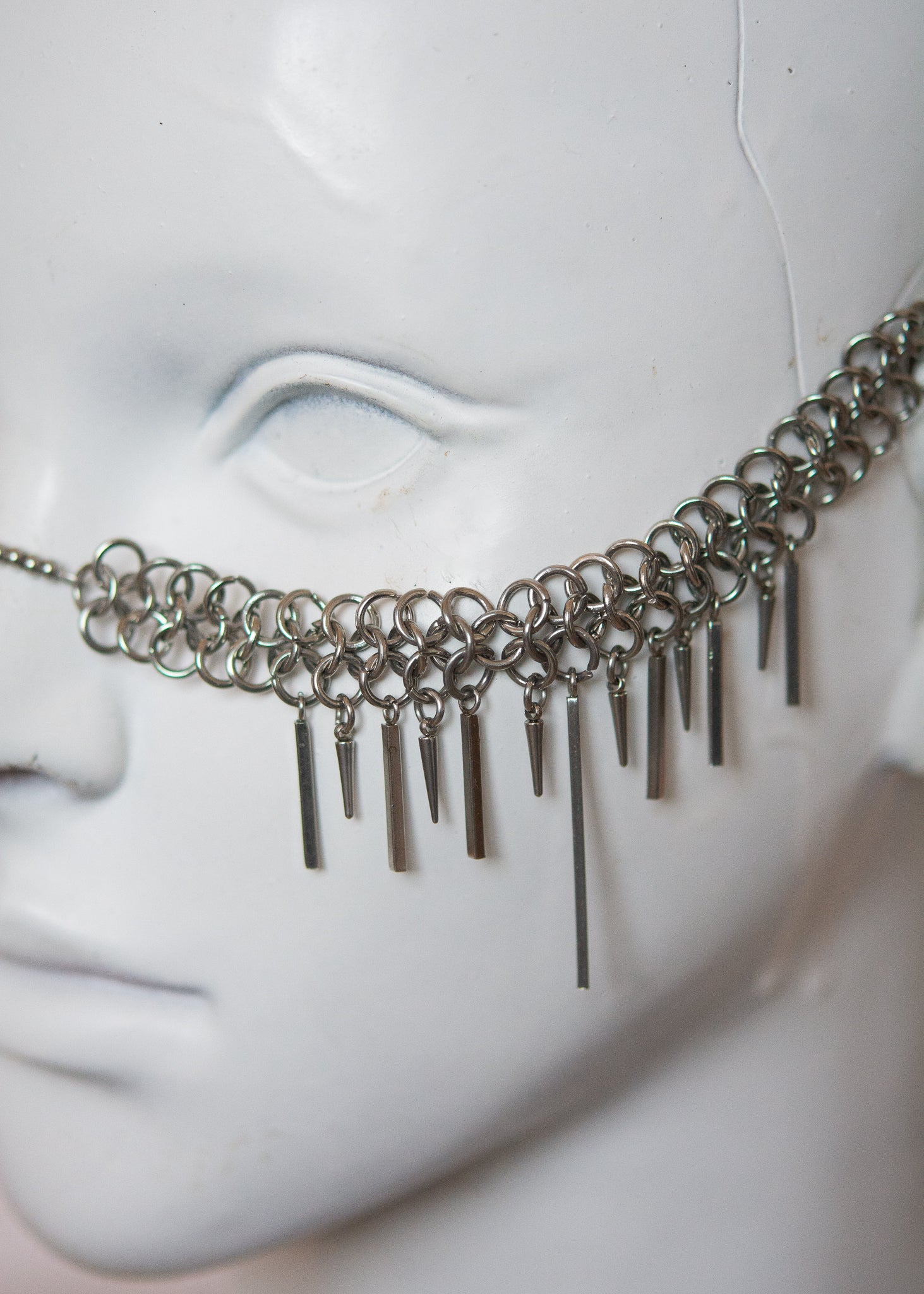 Bijou facial style warrior en acier inoxydable, chainmail fait main et tiges sur les joues. Accessoire rituel, costume, photoshoot, festival.