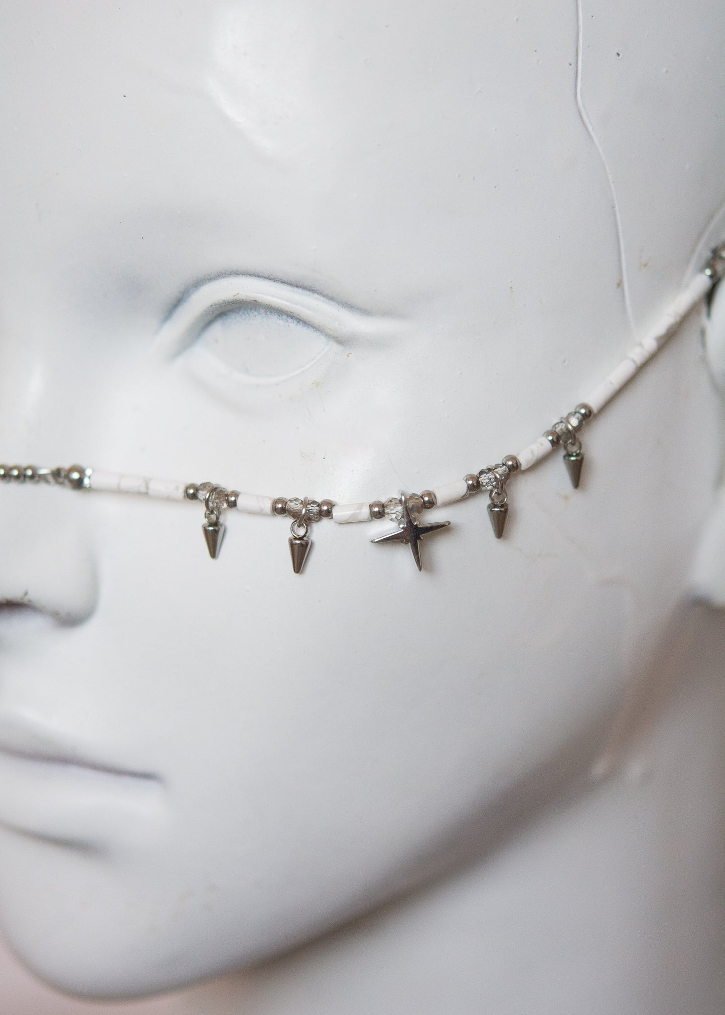 Bijou facial en howlite blanche, détails acier inoxydable, étoiles et piques. Accessoire costume, shoot mystique, bijou rituel, accessoire festival, etc.