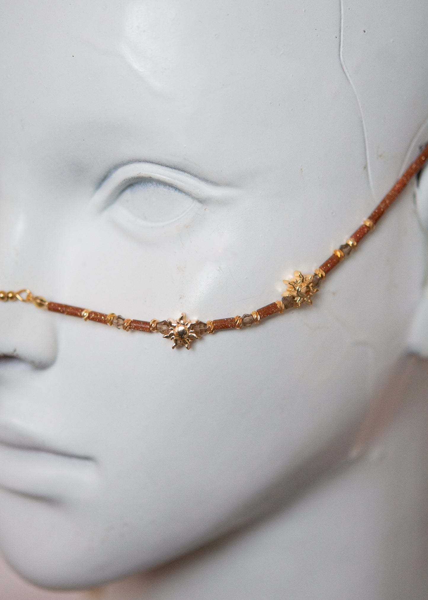 Bijou facial solaire en pierre de sable dorée, charms soleils dorés en acier inoxydable. Idéal festival, costume, photoshoot, événement...