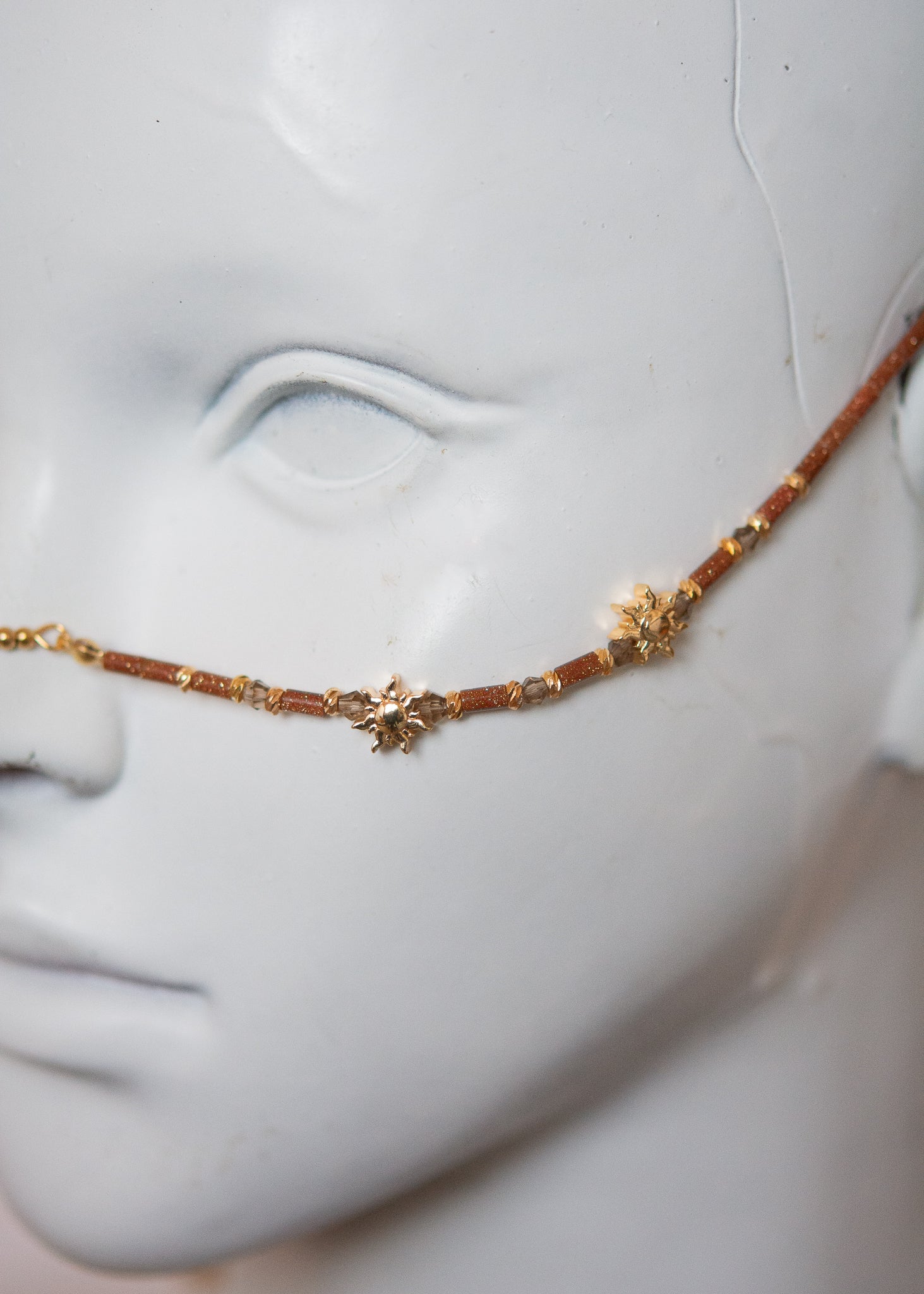 Bijou facial solaire en pierre de sable dorée, charms soleils dorés en acier inoxydable. Idéal festival, costume, photoshoot, événement...