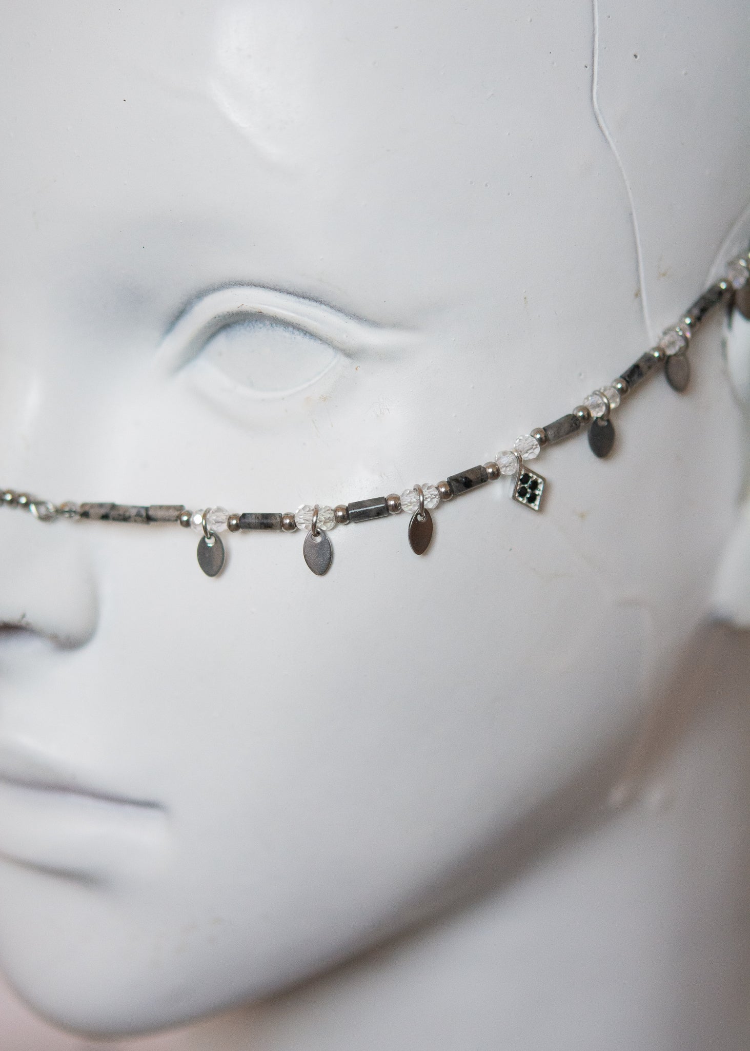 Bijou facial mystique en larvikite, breloques acier et charme en argent 925. Accessoire goth, costume, photoshoot, festival...