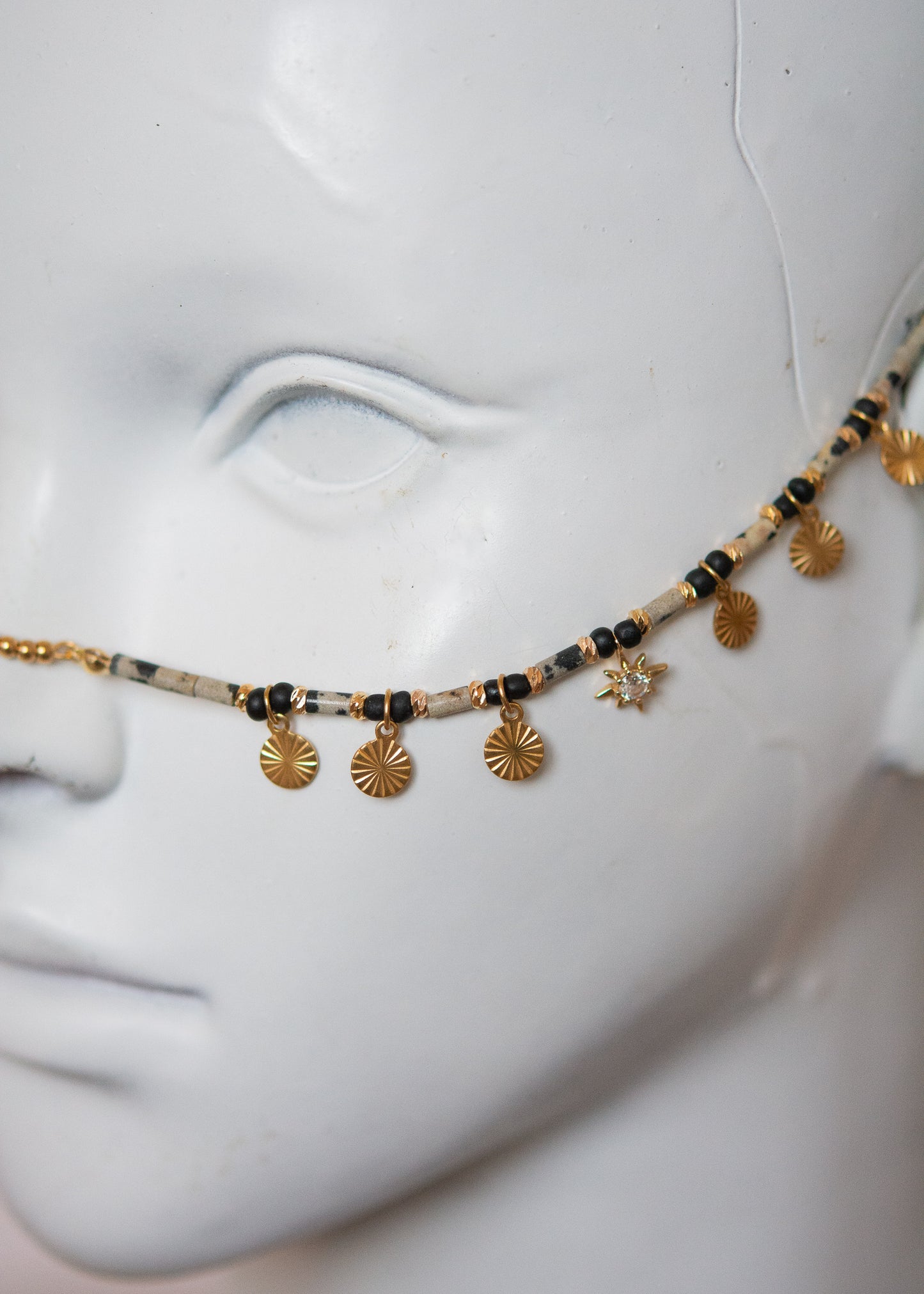 Bijou de visage en jaspe dalmatien, étoile dorée et gouttes acier. Accessoire mystique, costume, photoshoot, look bohème, festival...