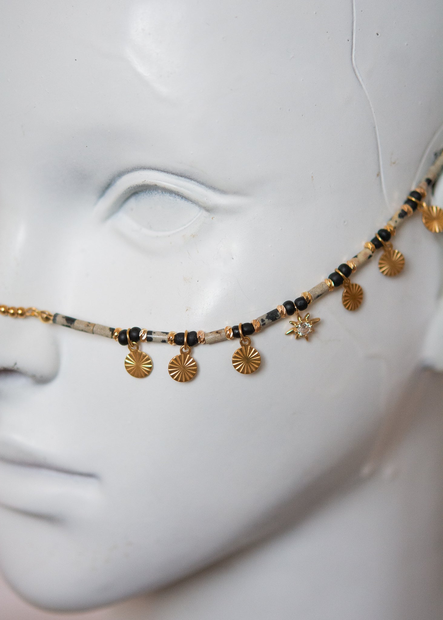 Bijou de visage en jaspe dalmatien, étoile dorée et gouttes acier. Accessoire mystique, costume, photoshoot, look bohème, festival...