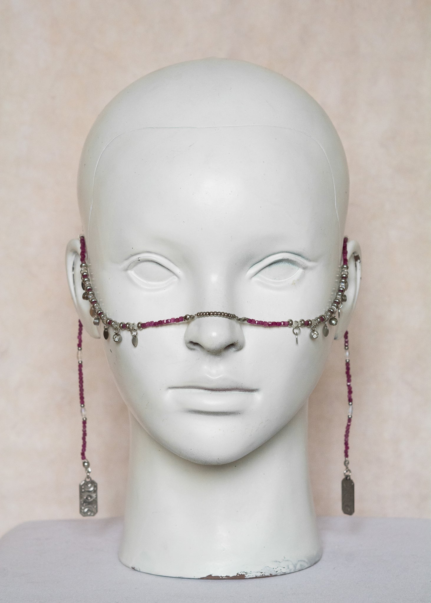 Chaîne de visage en rubis brut (magenta) et pierre de lune, détails en acier argenté, charms, strass et cartes tarot mystique. Bijou facial fait main à Montréal.