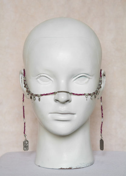 Chaîne de visage en rubis brut (magenta) et pierre de lune, détails en acier argenté, charms, strass et cartes tarot mystique. Bijou facial fait main à Montréal.