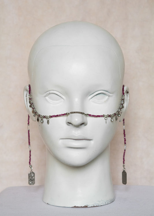 Chaîne de visage en rubis brut (magenta) et pierre de lune, détails en acier argenté, charms, strass et cartes tarot mystique. Bijou facial fait main à Montréal.