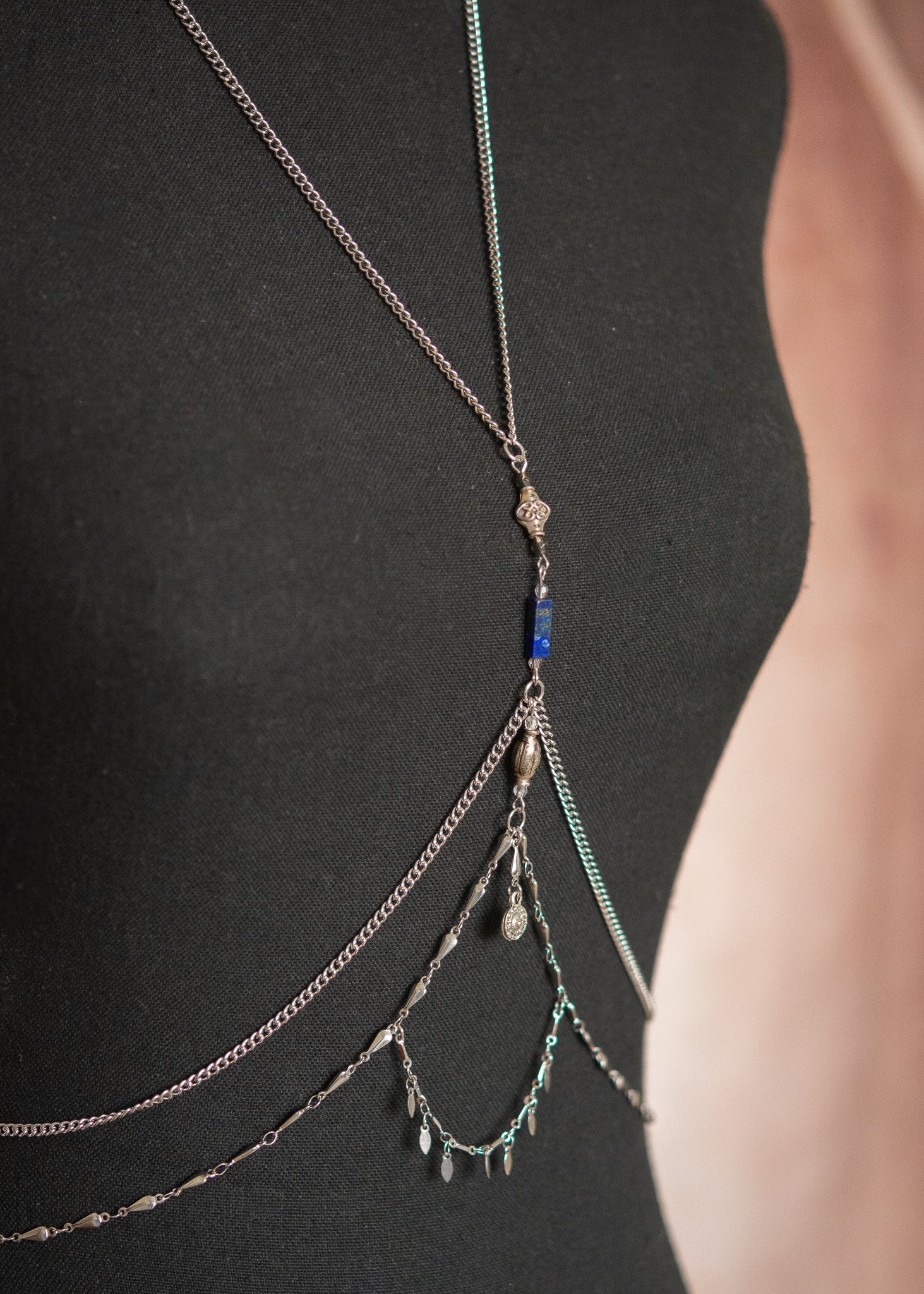 Chaîne de corps en acier inoxydable et pierre de lapis lazuli, style bohème, hippie chic.