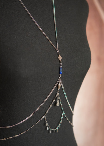 Chaîne de corps en acier inoxydable et pierre de lapis lazuli, style bohème, hippie chic.