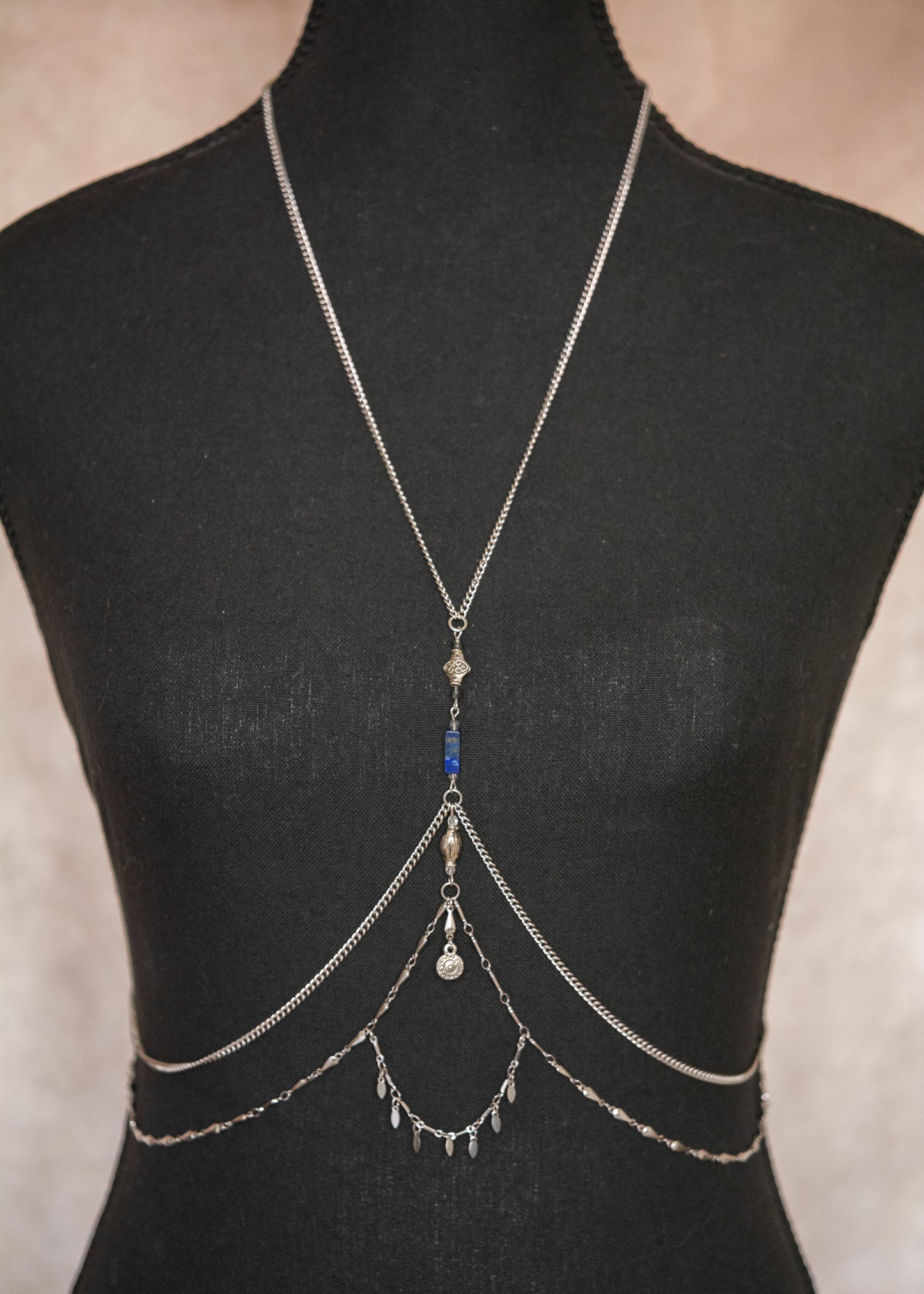 Chaîne de corps en acier inoxydable et pierre de lapis lazuli, style bohème, hippie chic.