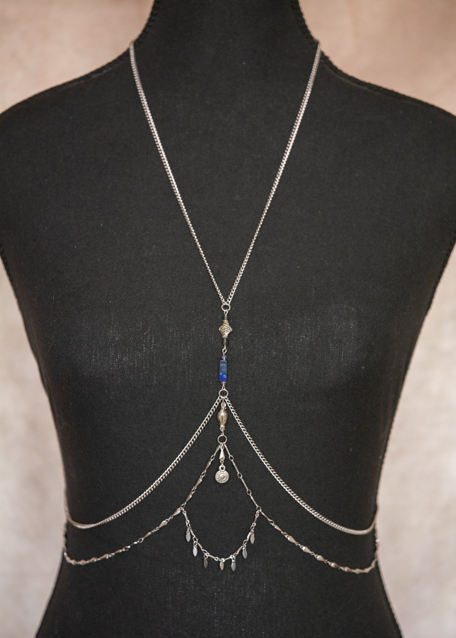 Chaîne de corps en acier inoxydable et pierre de lapis lazuli, style bohème, hippie chic.