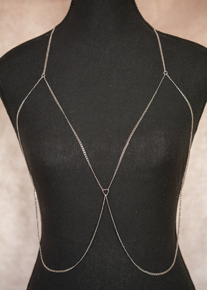 Chaîne de corps en acier inoxydable au look minimaliste, style bohème rock épuré.