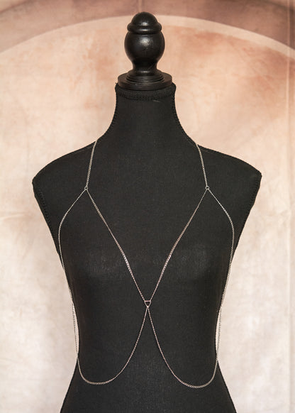 Chaîne de corps en acier inoxydable au look minimaliste, style bohème rock épuré.