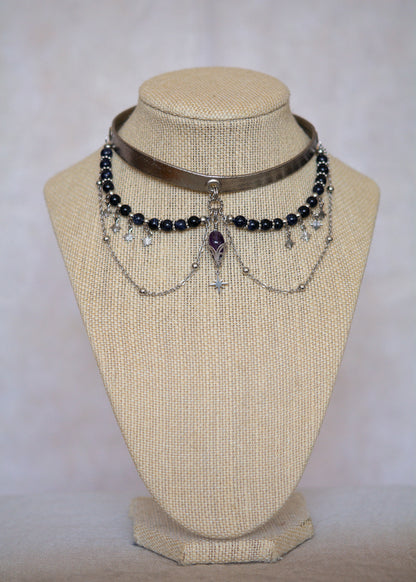 Collier choker argenté avec perles de sable bleues et pierre d’améthyste. Bijou astral et mystique, inspiration fantasy céleste.
