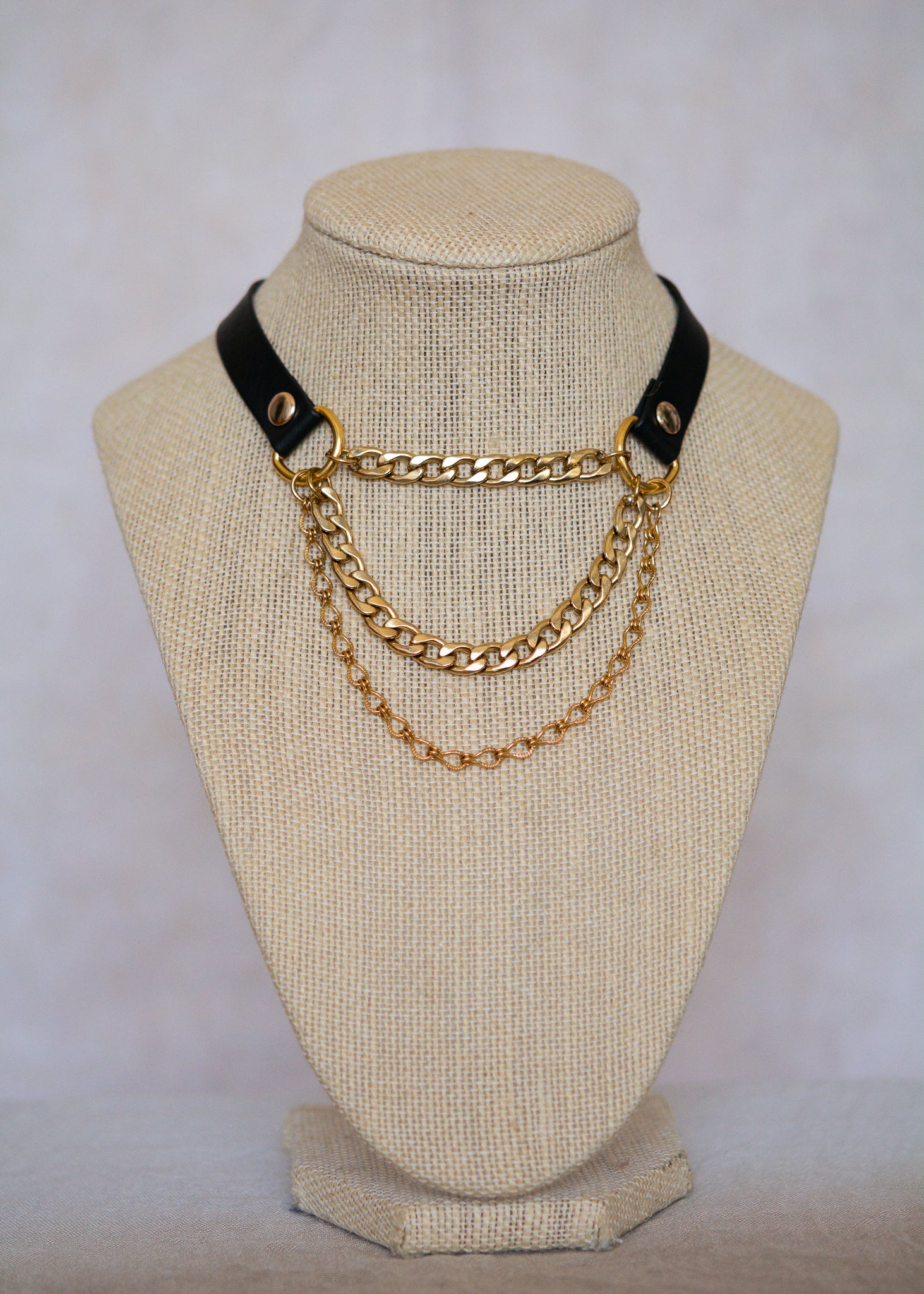 Ras de cou contrasté en cuir vegan noir et chaînes dorées. Bijou minimaliste mystique, puissant et élégant. Look witchy affirmé.