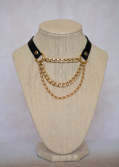 Ras de cou contrasté en cuir vegan noir et chaînes dorées. Bijou minimaliste mystique, puissant et élégant. Look witchy affirmé.