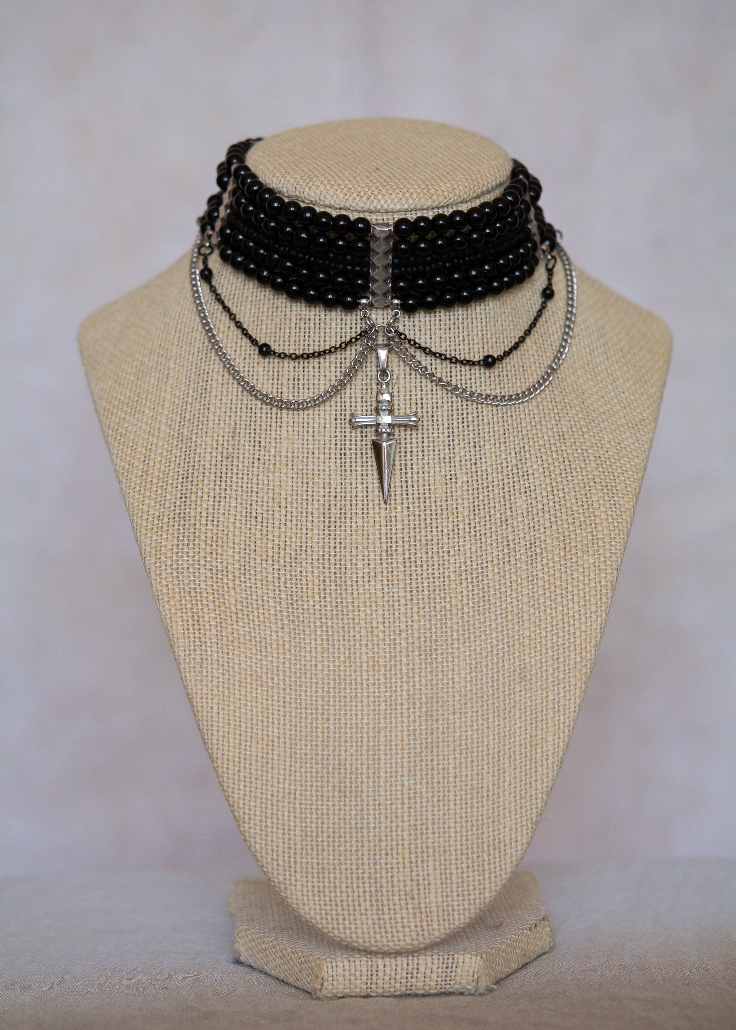 Collier multi-rangs perles noires, chaînes noire et argent, croix mystique. Bijou gothique élégant, esprit vampire ou rituel dark witch.