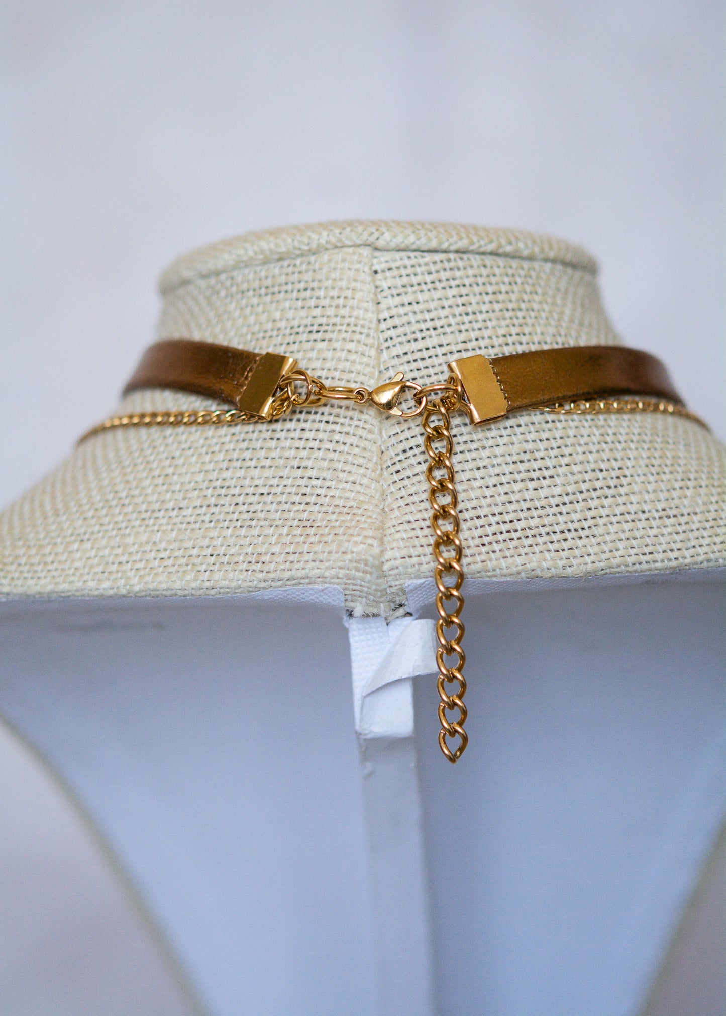 Tour de cou totem cuir doré avec crâne cornu, anneau gravé et citrine. Talisman mystique aux influences chamaniques et tribales.