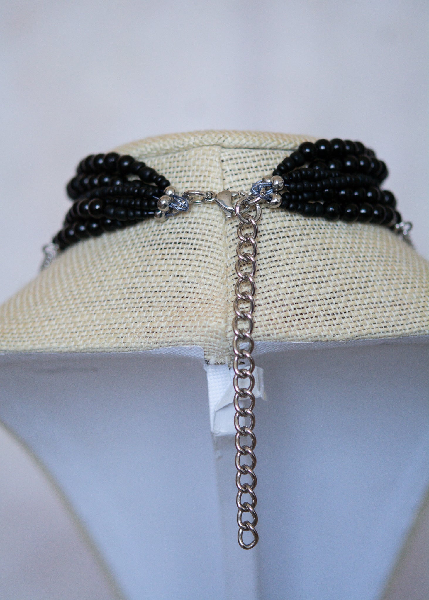 Collier multi-rangs perles noires, chaînes noire et argent, croix mystique. Bijou gothique élégant, esprit vampire ou rituel dark witch.