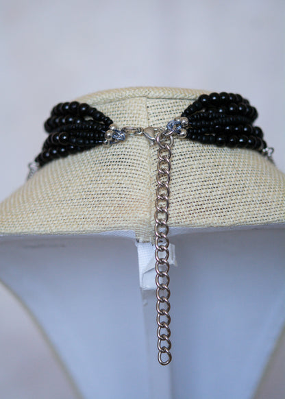 Collier multi-rangs perles noires, chaînes noire et argent, croix mystique. Bijou gothique élégant, esprit vampire ou rituel dark witch.
