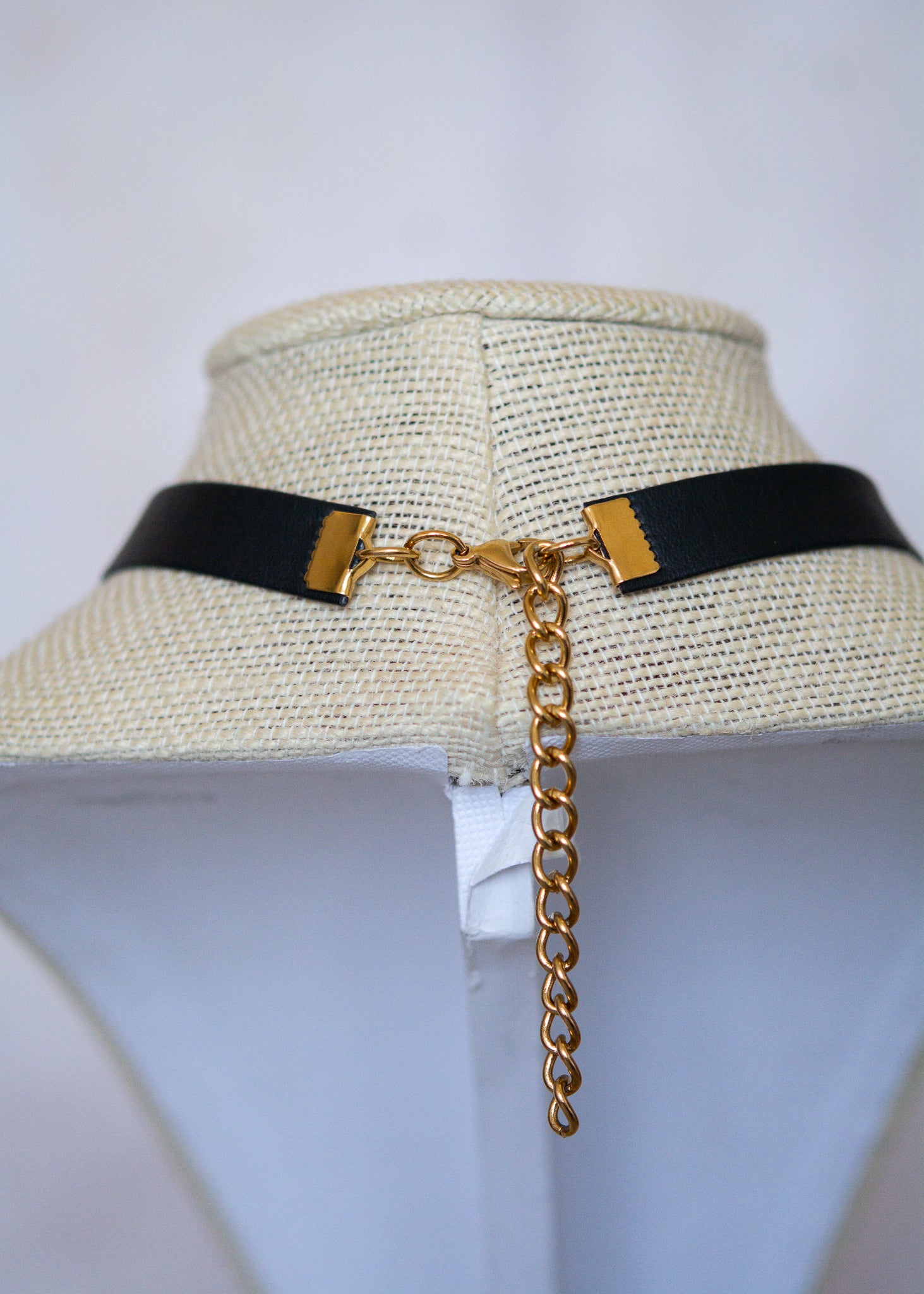 Ras de cou contrasté en cuir vegan noir et chaînes dorées. Bijou minimaliste mystique, puissant et élégant. Look witchy affirmé.