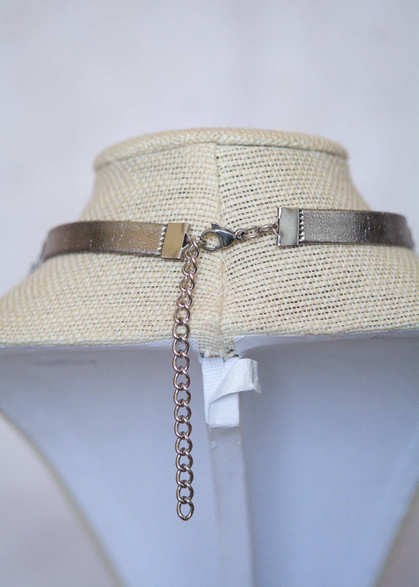 Collier choker argenté avec perles de sable bleues et pierre d’améthyste. Bijou astral et mystique, inspiration fantasy céleste.