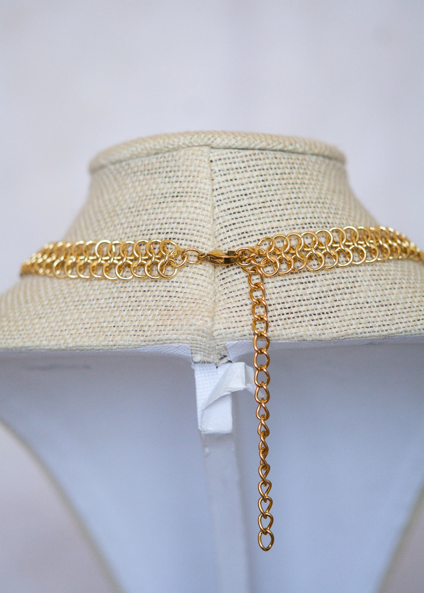 Collier doré elfique en chaîne côte de maille, broche vintage upcyclée et perles translucides. Bijou mystique, inspiré des légendes anciennes.