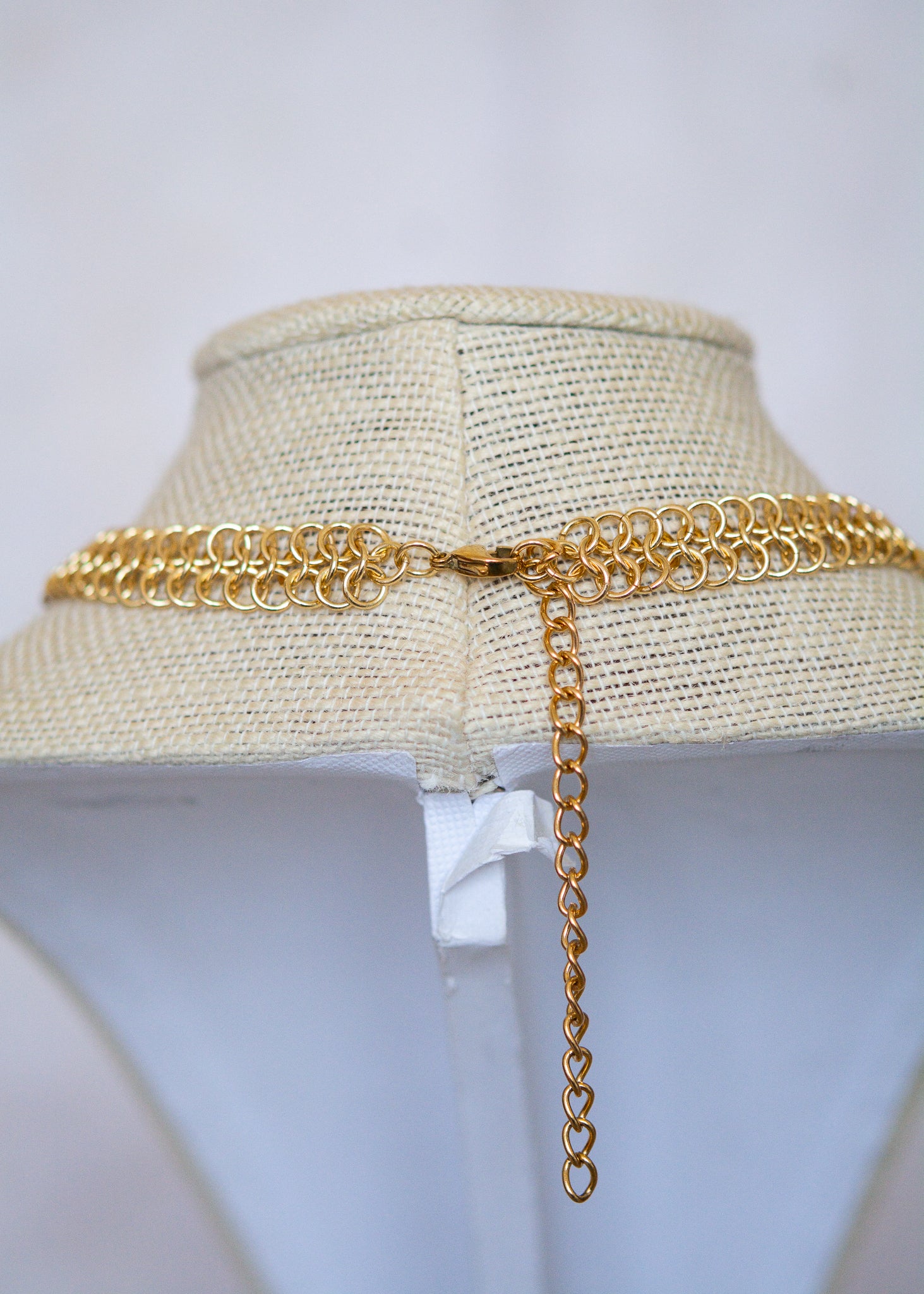 Collier doré elfique en chaîne côte de maille, broche vintage upcyclée et perles translucides. Bijou mystique, inspiré des légendes anciennes.