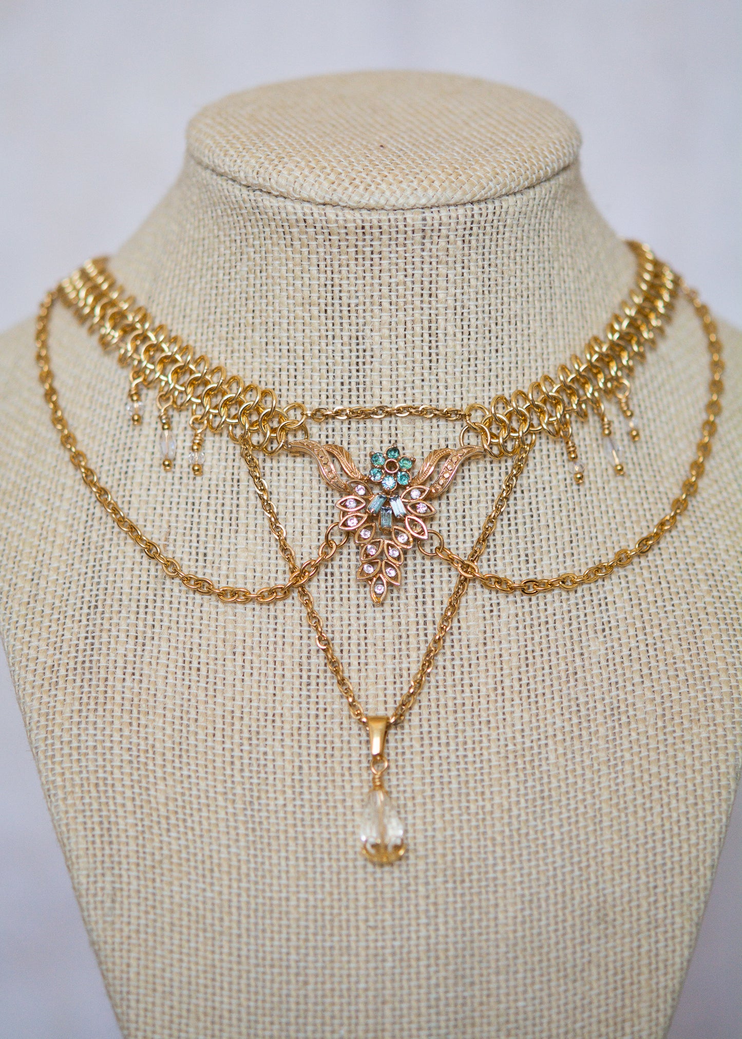 Collier doré elfique en chaîne côte de maille, broche vintage upcyclée et perles translucides. Bijou mystique, inspiré des légendes anciennes.