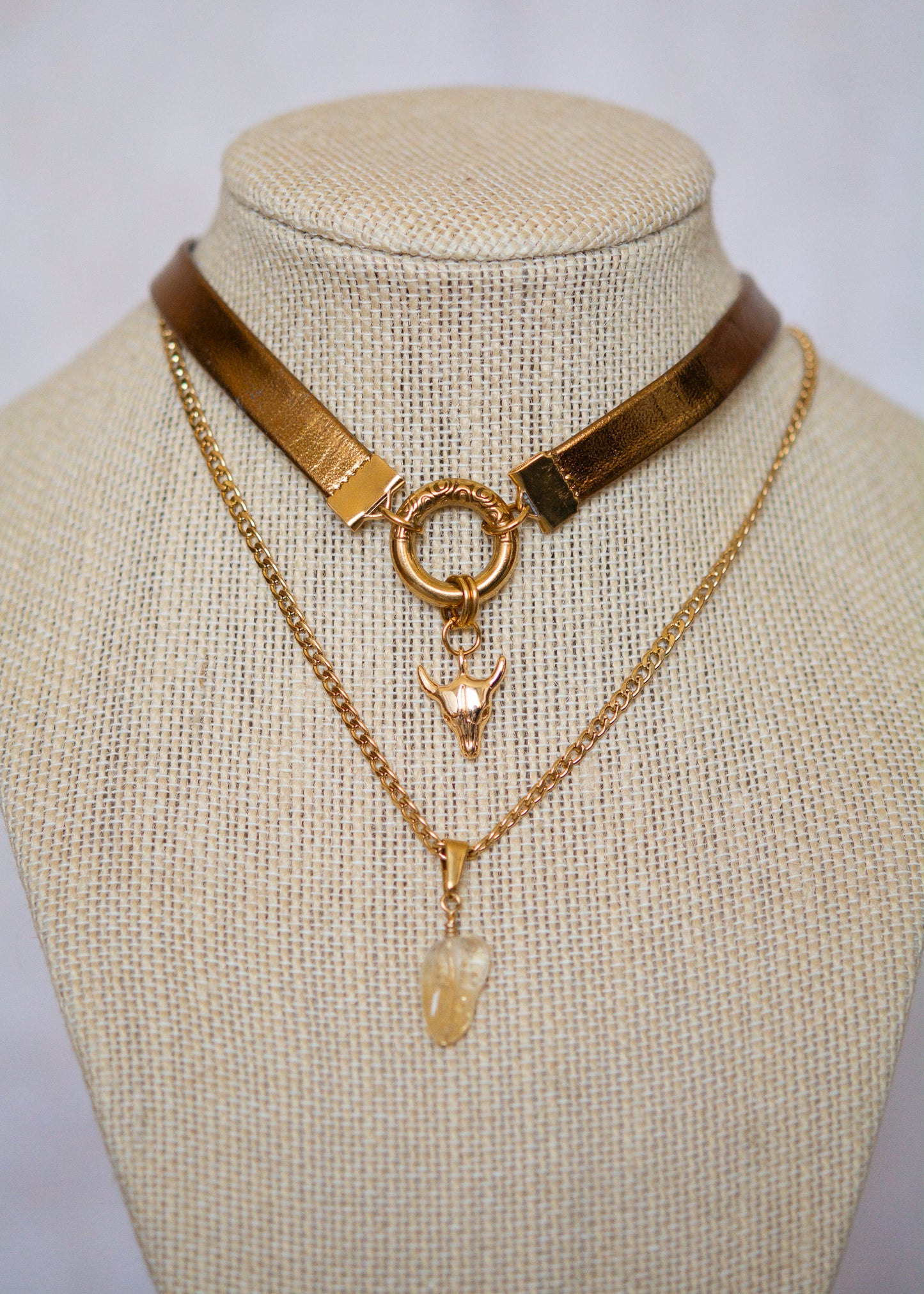 Tour de cou totem cuir doré avec crâne cornu, anneau gravé et citrine. Talisman mystique aux influences chamaniques et tribales.