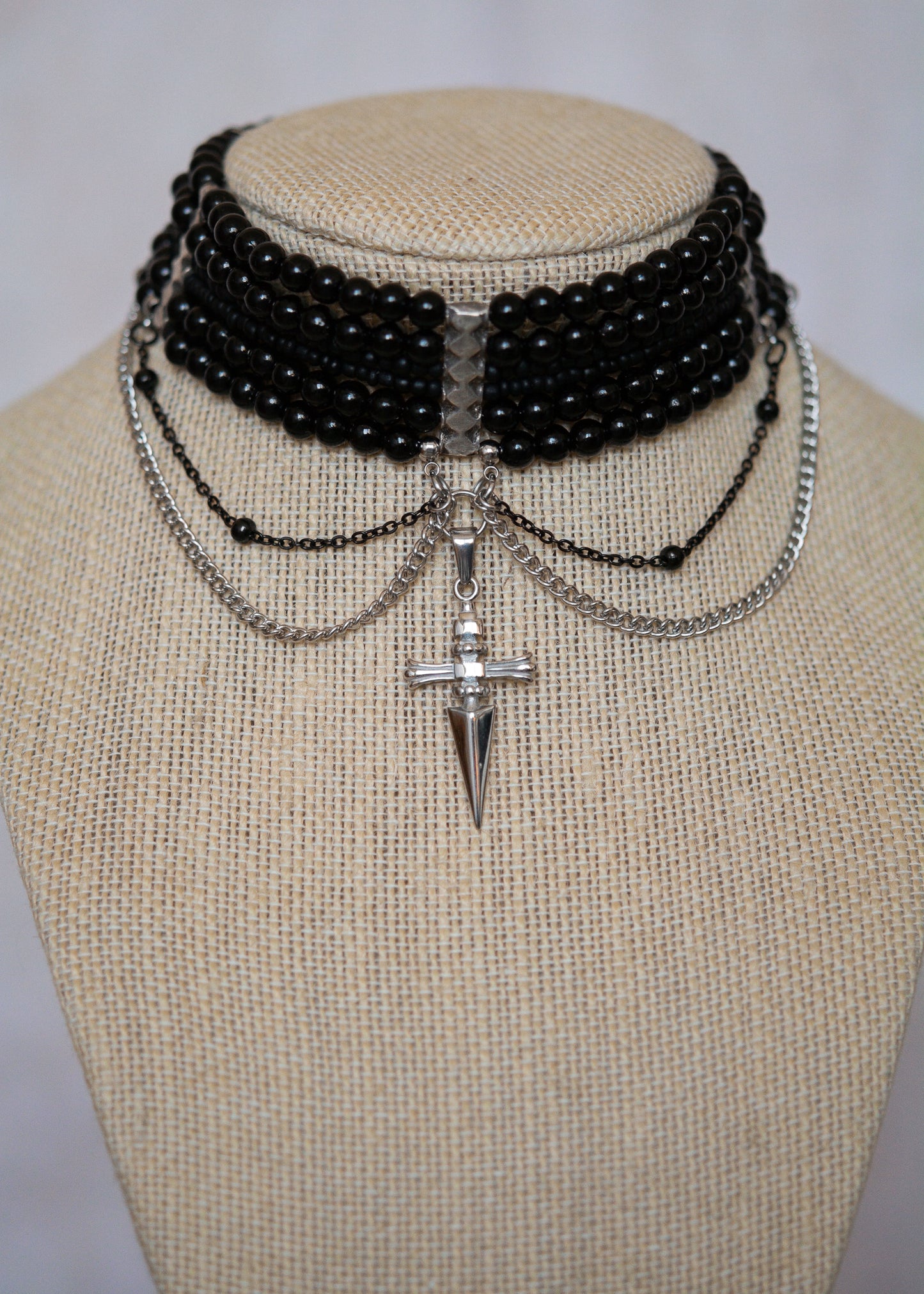 Collier multi-rangs perles noires, chaînes noire et argent, croix mystique. Bijou gothique élégant, esprit vampire ou rituel dark witch.
