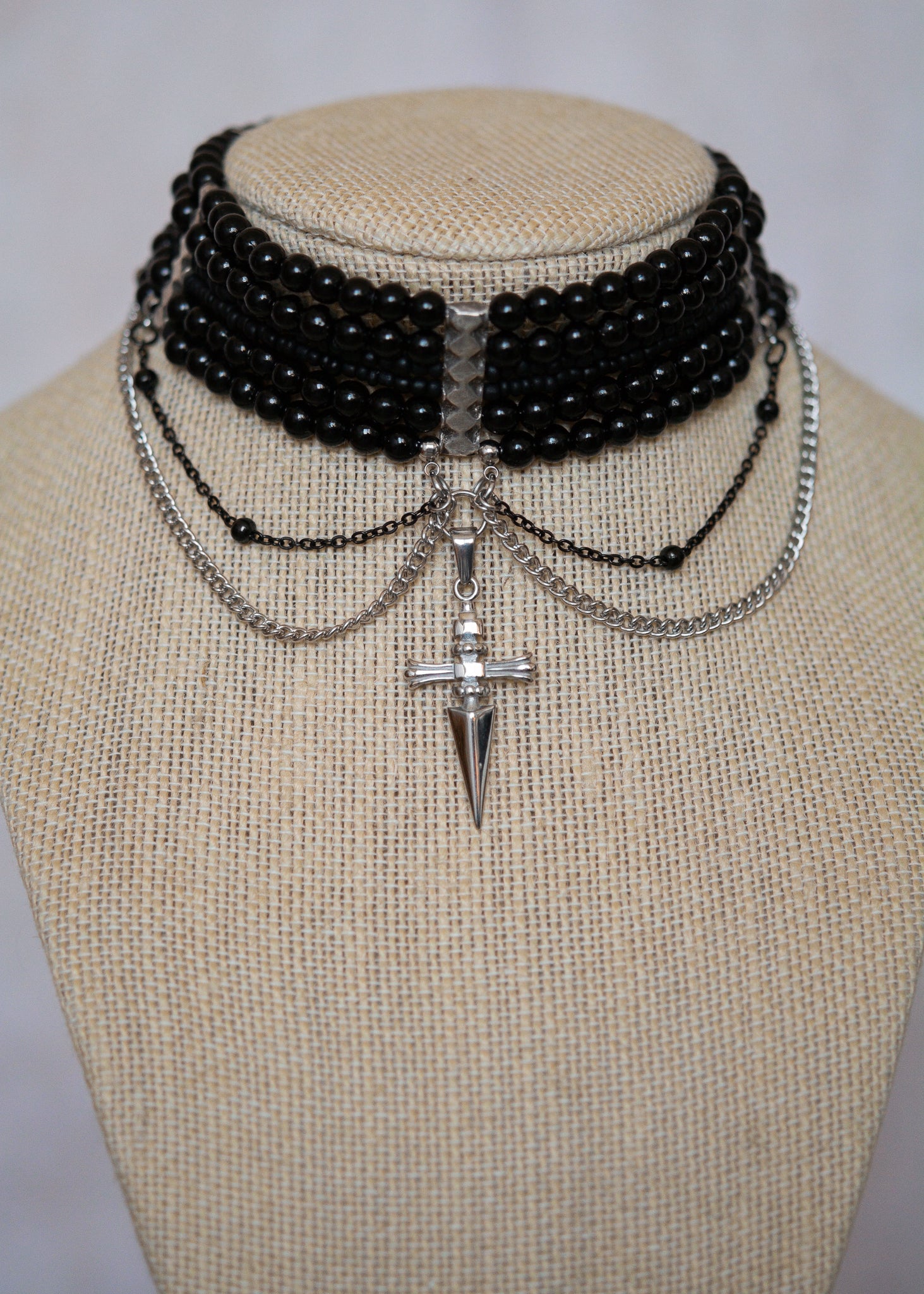 Collier multi-rangs perles noires, chaînes noire et argent, croix mystique. Bijou gothique élégant, esprit vampire ou rituel dark witch.