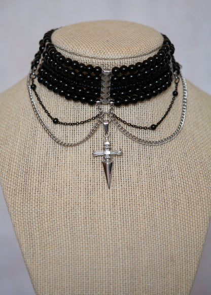 Collier multi-rangs perles noires, chaînes noire et argent, croix mystique. Bijou gothique élégant, esprit vampire ou rituel dark witch.