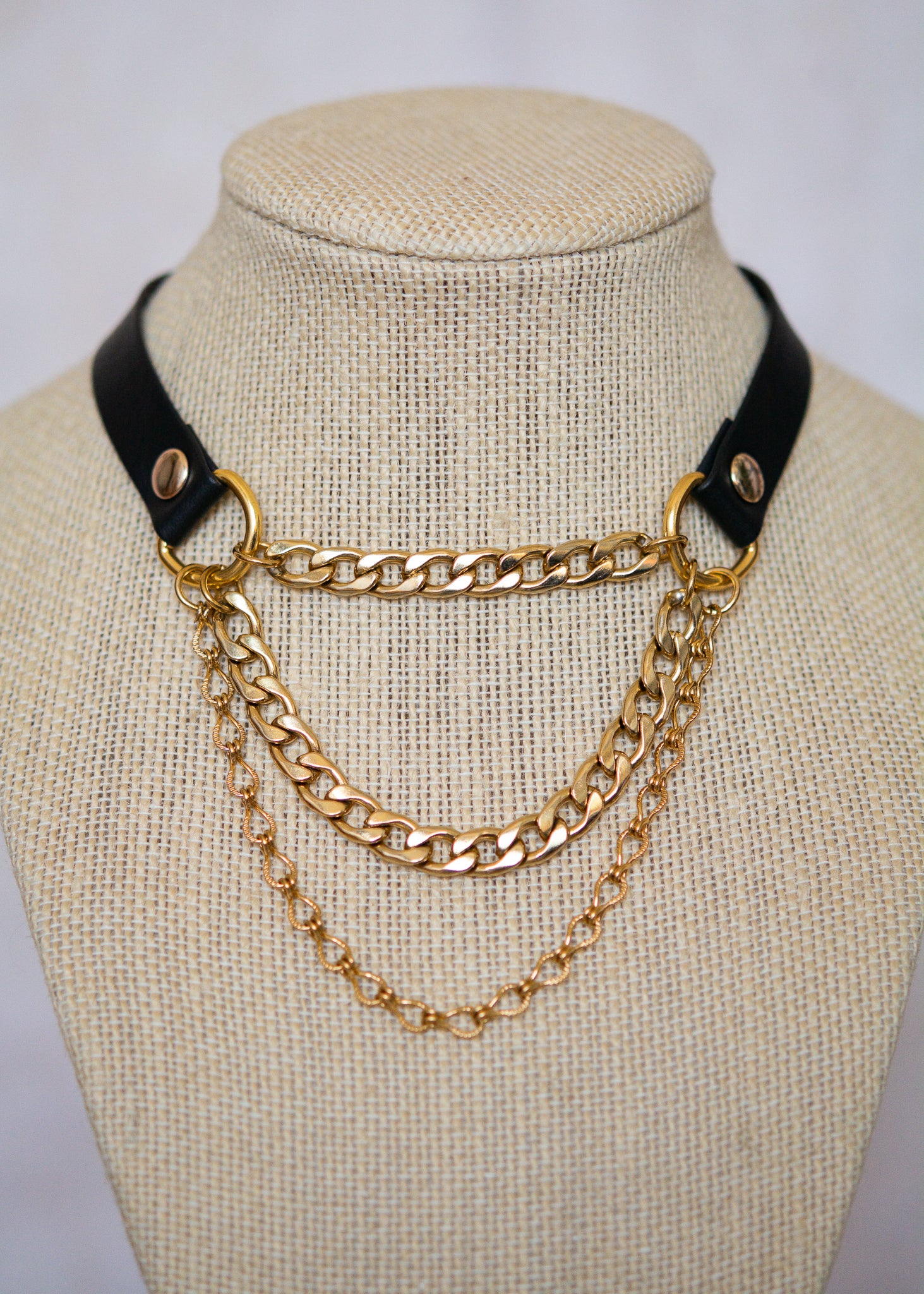 Ras de cou contrasté en cuir vegan noir et chaînes dorées. Bijou minimaliste mystique, puissant et élégant. Look witchy affirmé.