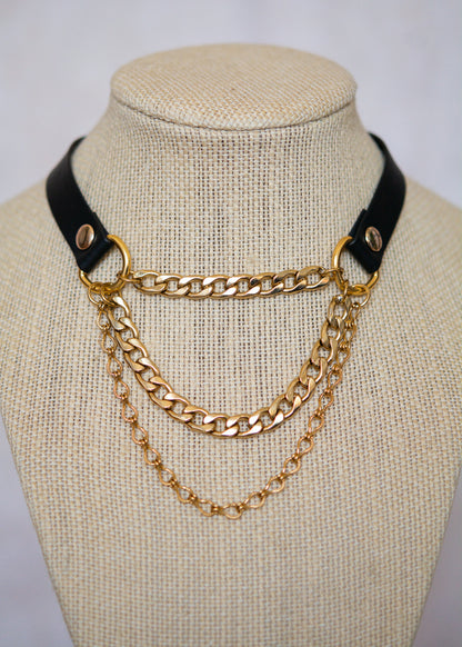 Ras de cou contrasté en cuir vegan noir et chaînes dorées. Bijou minimaliste mystique, puissant et élégant. Look witchy affirmé.