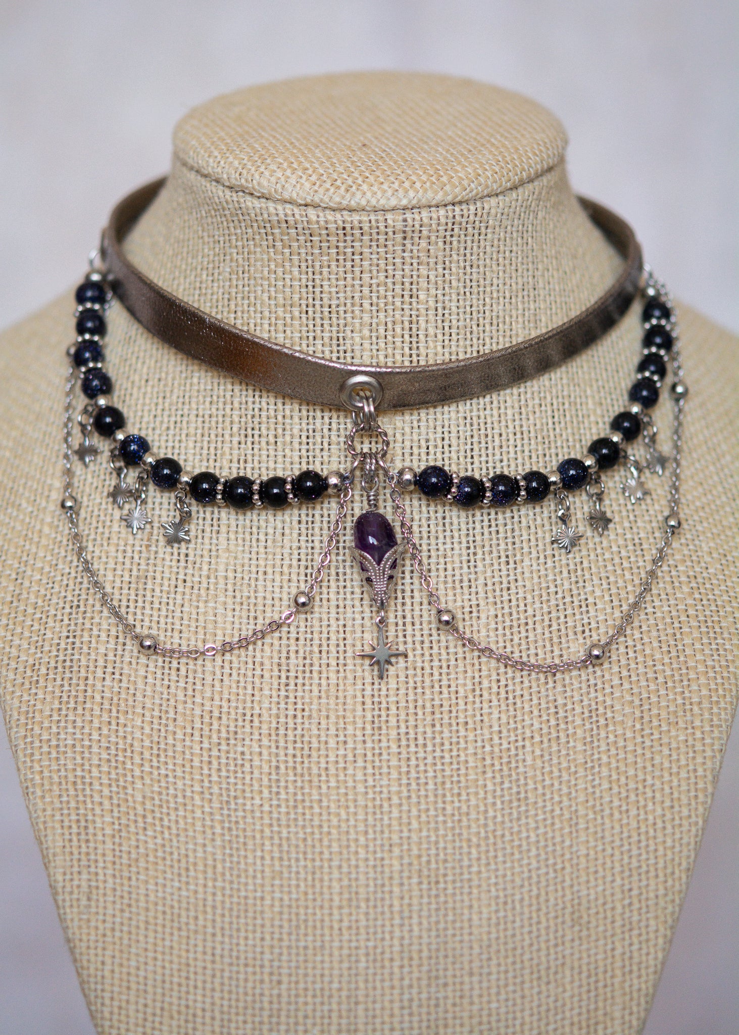 Collier choker argenté avec perles de sable bleues et pierre d’améthyste. Bijou astral et mystique, inspiration fantasy céleste.