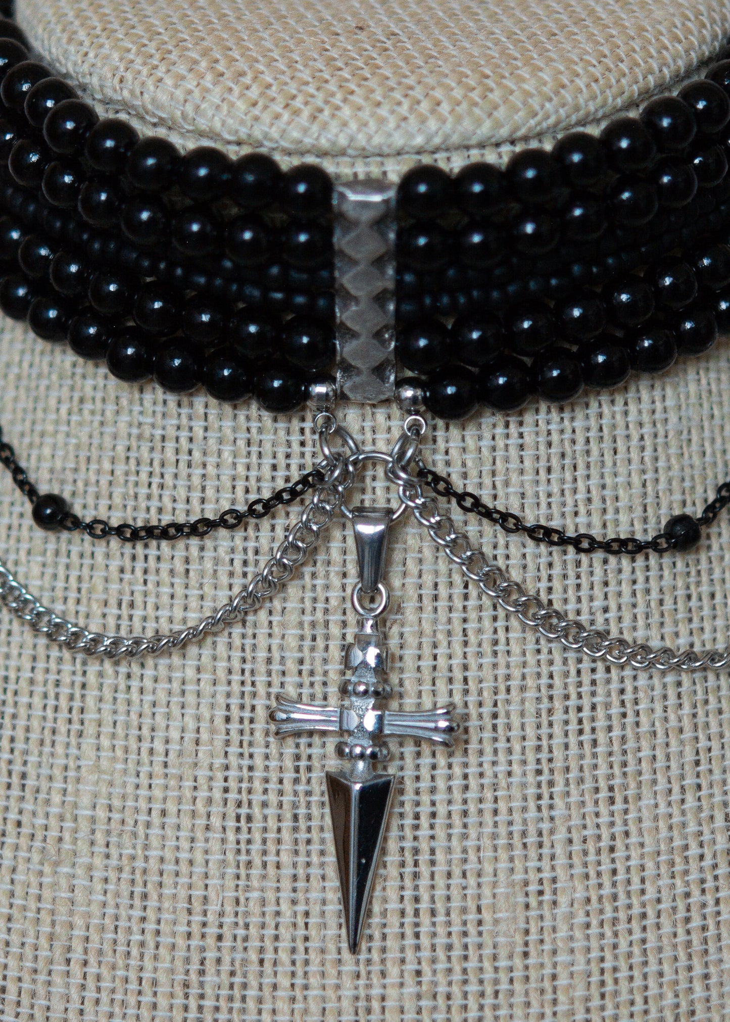 Collier multi-rangs perles noires, chaînes noire et argent, croix mystique. Bijou gothique élégant, esprit vampire ou rituel dark witch.