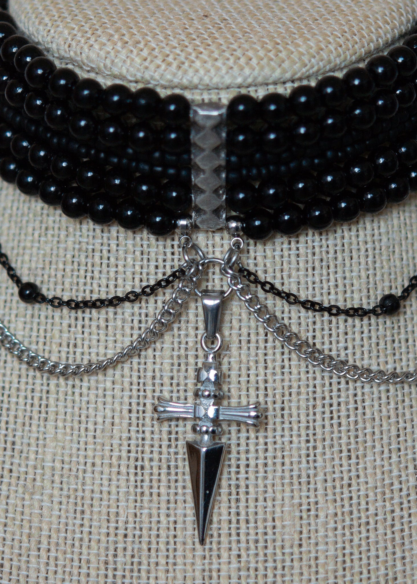 Collier multi-rangs perles noires, chaînes noire et argent, croix mystique. Bijou gothique élégant, esprit vampire ou rituel dark witch.